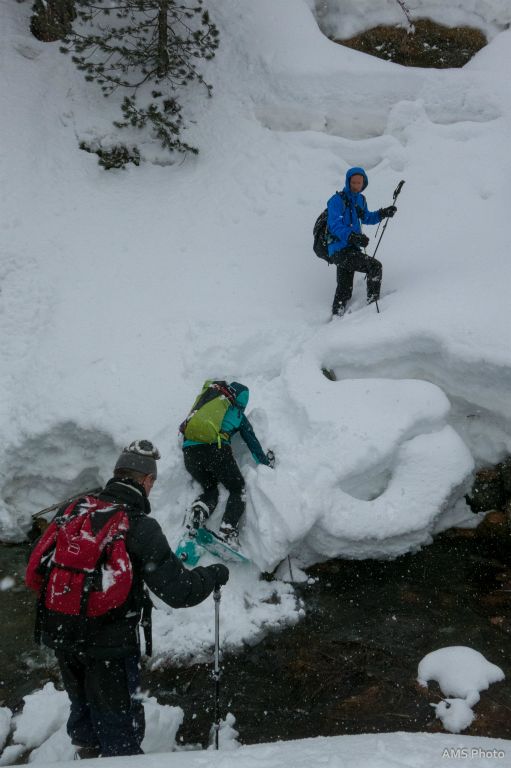 Remontée de l'autre côté de la berge de la rivière